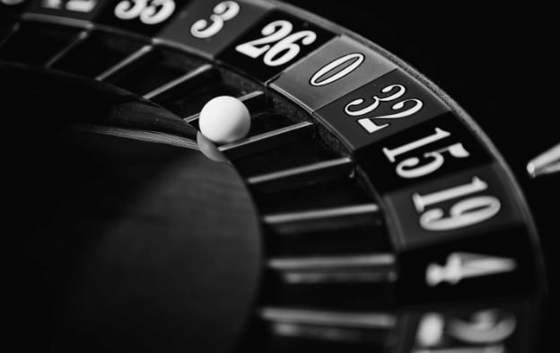 mdl977 Baccarat နှင့် Live ကတ်ဂိမ်းများ ကစားနေသောမြင်ကွင်း
